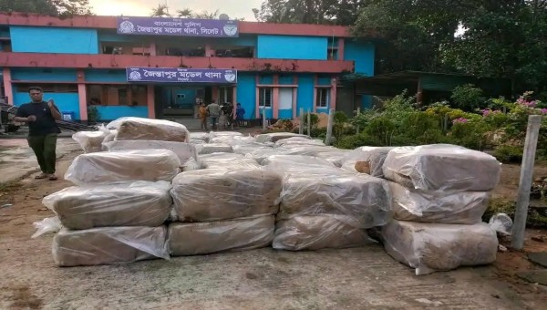 তামাবিল মহা সড়কে বালুর নিচে দেড় কোটি টাকার ভারতীয় শাড়ি, আটক ১