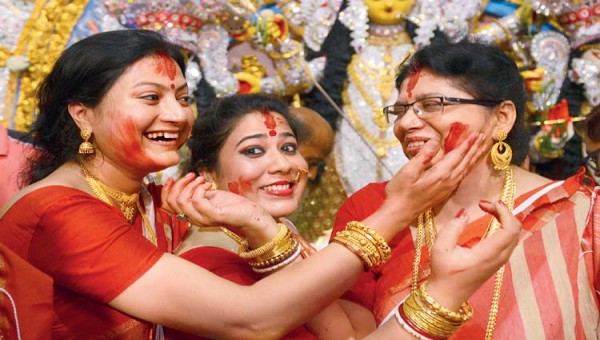 আজ বিজয়া দশমীর প্রতিমা বিসর্জনের শেষ দিন