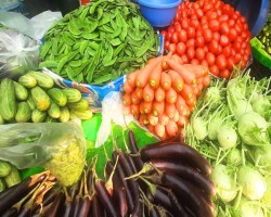 বাজারে ভরপুর শীতের সবজি, তবুও কমছে না দাম