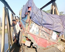 সেতু ভাঙার ২ দিন পরও যোগাযোগ বিচ্ছিন্ন দুই উপজেলা