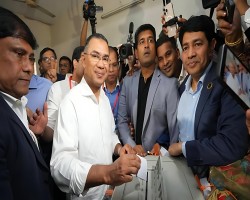 গুলশান মডেল স্কুলে ভোট দিলেন তারেক রহমান