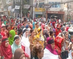 নারীরা বেশ্যা না শফিক তুই ক্ষমা চা&rsquo; স্লোগানে মিছিল ও ঝাড়ু প্রদর্শন