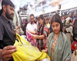 এবার পাকিস্তানি পোশাকে আগ্রহ তরুণীদের