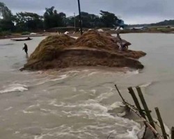 বাঁধ ভেঙে পানি ঢুকছে সুনামগঞ্জের এরনবিল হাওরে