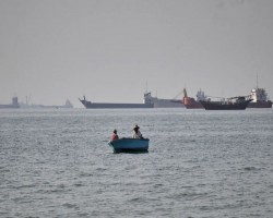 আমিরাত উপকূলে জাহাজ জব্দ, জানা যায়নি পরিচয়
