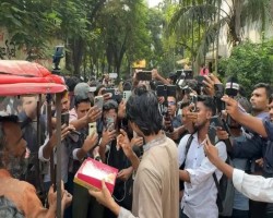 সাদ্দাম-ইনানের ফাঁসির রায়ে ঢাবিতে মিষ্টি বিতরণ করলেন ডাকসু নেতারা